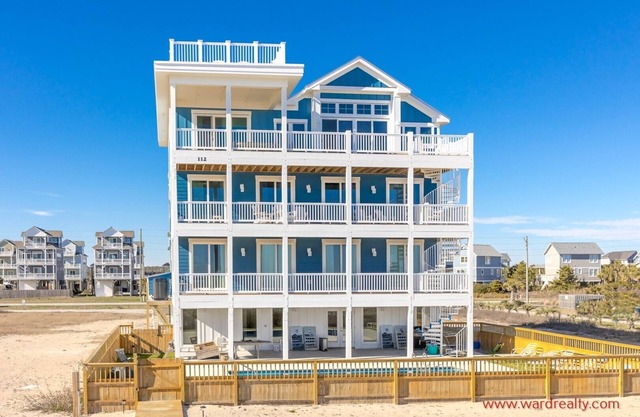 Azurelair - Ultra Luxurious 12 BR Home - Private Pool, Rooftop Deck wit hHot