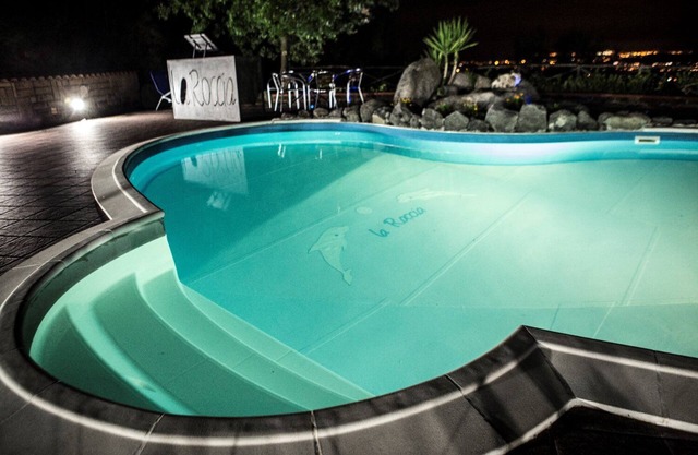 B&B in a farmhouse, room with private access to the swimming pool, a few km from the sea