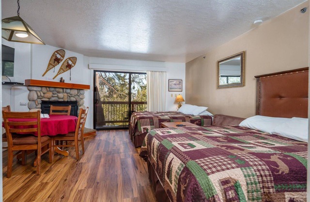 Le studio B109 est meublé avec 2 lits queen-size et une seule salle de bain complète, tout comme vous le trouverez ...