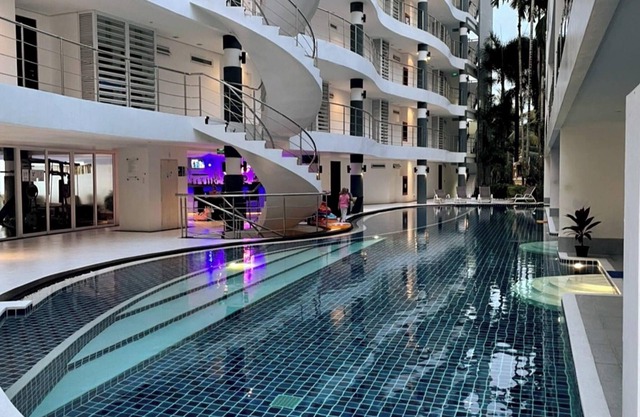 B14 Accès à la piscine Vue partielle sur la mer 2 chambres 1 salle de bain à Karon