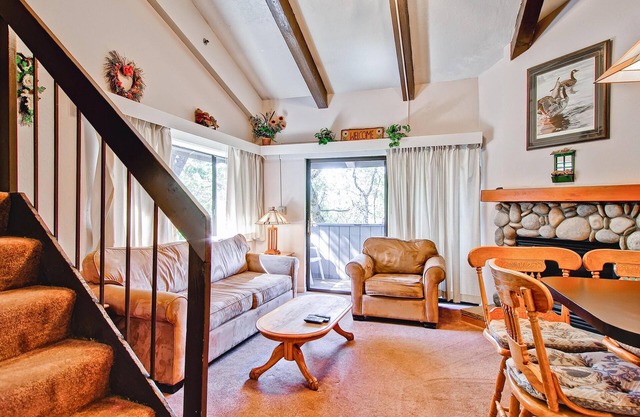 Loft Condo B212 a deux niveaux avec une pièce à aire ouverte (il n'y a pas de chambres)