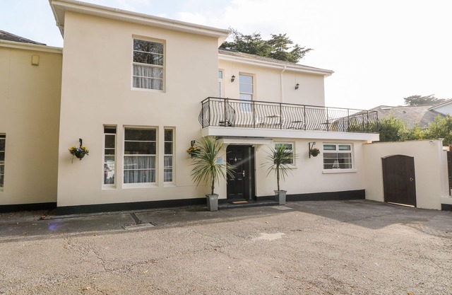 BABBACOMBE HALL, family friendly, with hot tub in Babbacombe