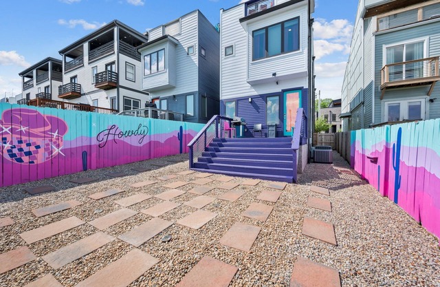Bach Pad, Girl Squads, Mins to DT, King Bed, Sleeps 12, Hot Tub