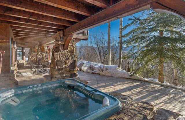 Bachelor Ridge Lodge - views, walk to ski, Ritz Carlton amenities access, Holiday Availability!