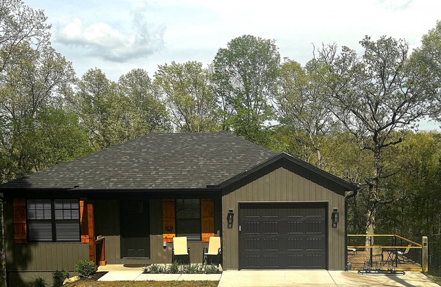 BACK 40 Hideaway- 2 Bedroom Brand New 2024 House sleeps 6