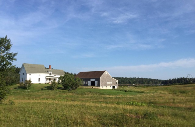 Belle ferme au bord de l'eau des années 1800 avec maison d'hôtes et grange