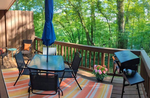Back of the 9 - Charming townhome w/ lake views