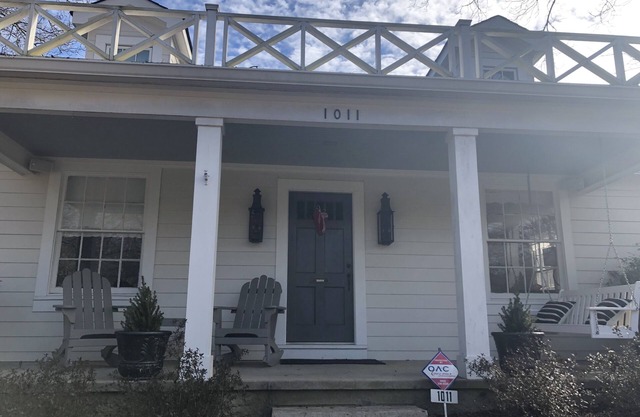 Grande maison récemment mise à jour à 3 pâtés de maisons de la place de et 1 / 2mi à Grove!