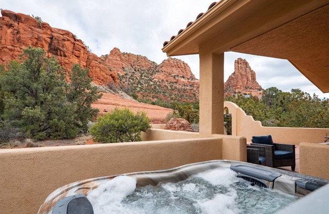 Backs to Red Rock Views Gorgeous Home with Hot Tub! Red Rock Wildlife Devils