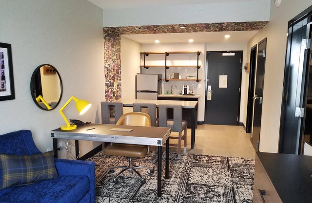 Backstage Vibe, Lancaster Charm-One of a Kind Lodging-King Suite w/Living Area