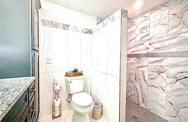 Backyard-1000mbs-WD-Updated-RainShower-AC-SmartTV-Workspace-10MinToBeach-Kitchen