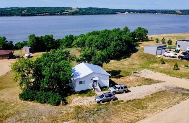 4-Season cabin with backyard access to Antelope Lake rural, Harvey ND.