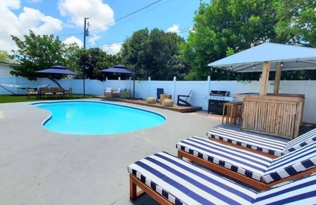 Backyard Oasis! Fully remodelled and professionally furnished! 4 min to beach!