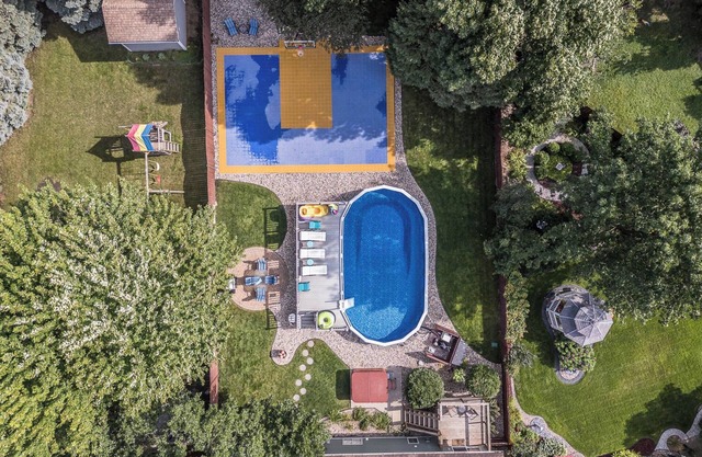 Backyard Oasis- XL Pool, Hot tub, B-ball Court, Grill, Yard Games, Gaming Room!