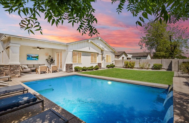 Luxe Paradise-Heated Pool, Spacious, Near Old Town