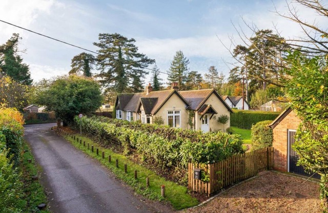 Badgemore Cottage - From 300 Per Night