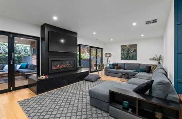 BADGER HOUSE - 4 Bed, 4 Bath, Stunning Entertainer plus Fire
