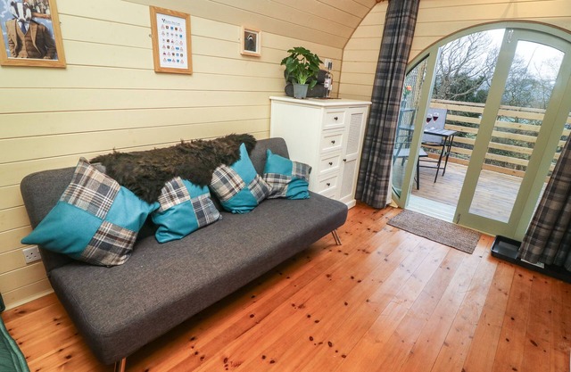 BADGER, romantic, character holiday cottage in Cross Hills