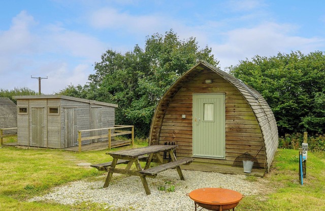 BADGER SET @ PENBUGLE ORGANIC FARM, pet friendly in Duloe