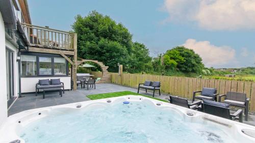 Bag-End House - Unique home with Balcony, Beautiful Views, Ping Pong and Hot Tub option - Sleeps 14