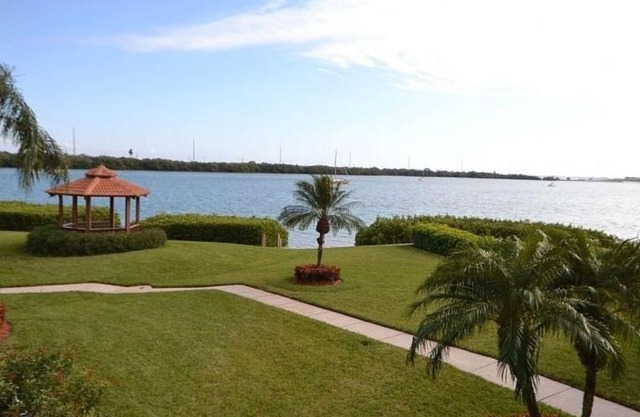 Bahia Bright and Sunny Lakeside Villa