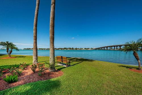 Bahia Vista Sandy Toes, Sailboats & Spectacular Sunsets - All On Isla