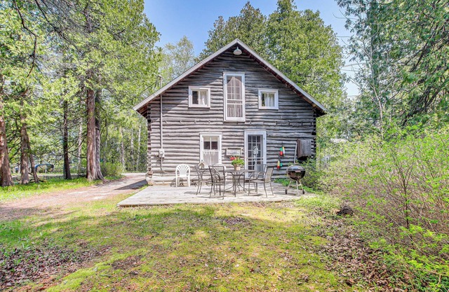 Baileys Harbor Cottage w/Dock: Steps to Lake!