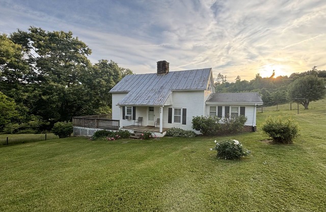 Baker's Farmhouse -Your charming & cozy get-a-way in the country with AC, WiFi!