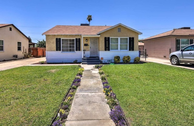 Bakersfield City Home w Patio and Garden