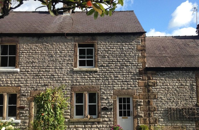Cottage en pierre de deux chambres dans un endroit paisible avec parking hors route