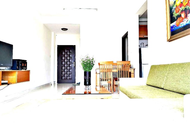 Balcon, vue sur le jardin, propre, paisible, style occidental pour groupe / famille / couple