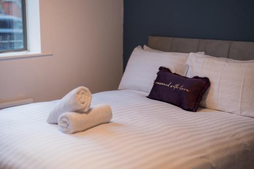 BALCONY & PARKING Sleeps 6 City Centre NEW