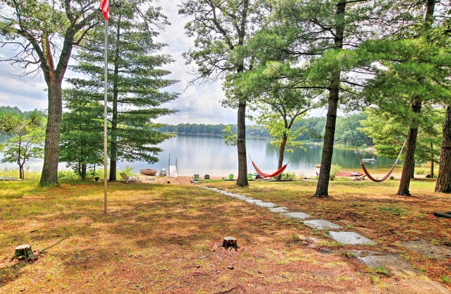 Cabine confortable avec bateaux, foyer et pont sur le petit lac