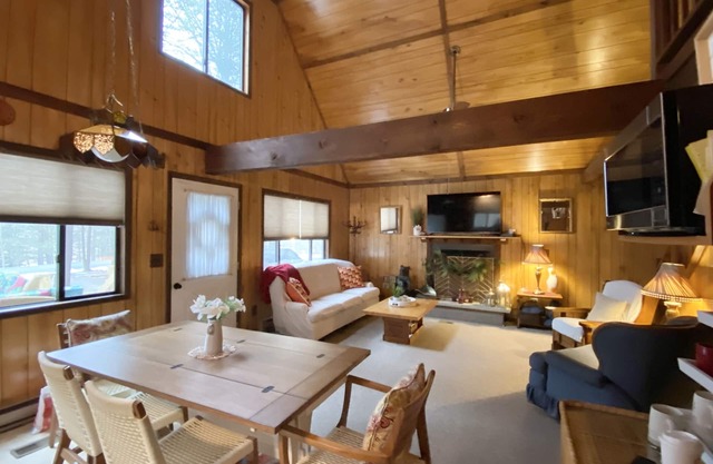 Cozy Chalet w/ Loft in WLE – Walk to Pool, Lakes & Trails!