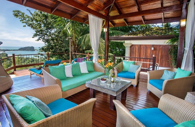 Villa tropicale dans quartier fermé avec piscine privée et vue imprenable.