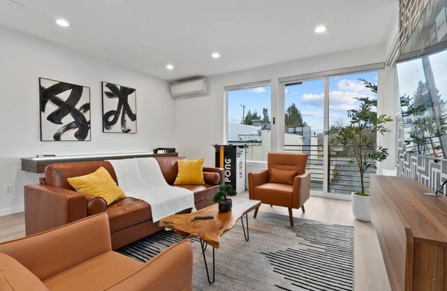 Ballard Hangout - Arcade, Covered deck, Sleeps 10!