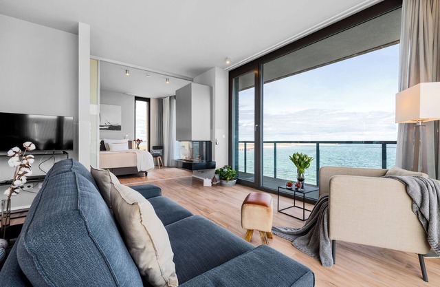 Baltic Sea vacation apartment right on the beach, panoramic windows, sauna and two terraces