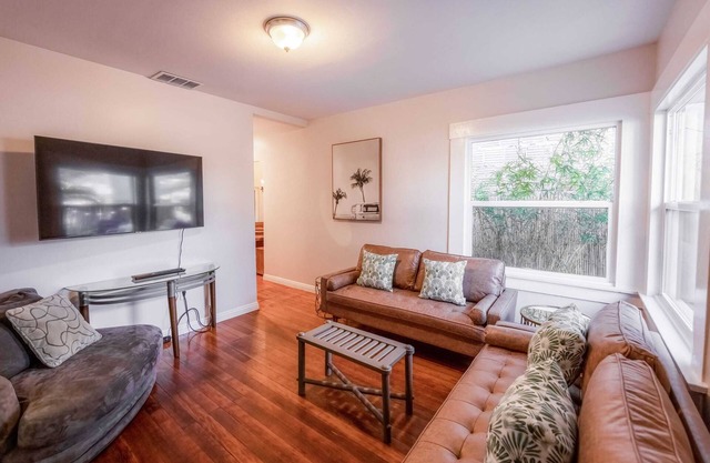 Bamboo House (Downtown, Convention Center) 3BR