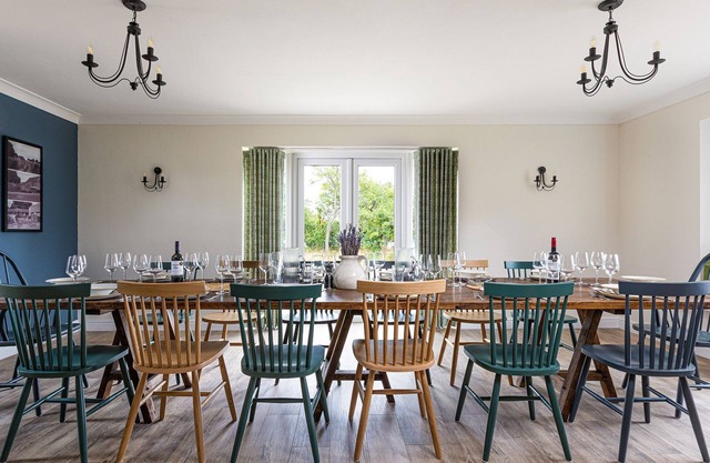 Banbury Hill Farmhouse, Charlbury - sleeps 14 guests in 7 bedrooms