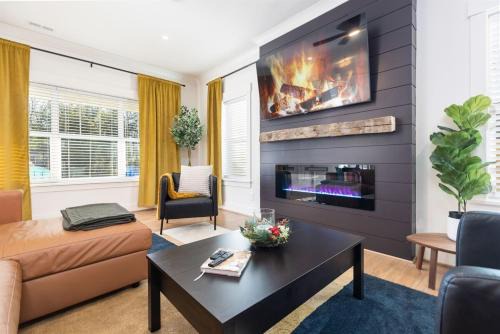 Bancroft Bungalow - Hot Tub, Fire Pit - Near Uptown
