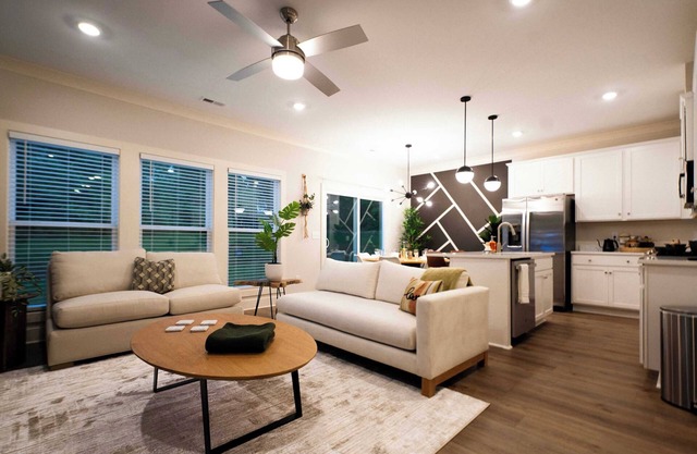 Band New Luxury Stay, 3 min to Downtown Sleeps 10