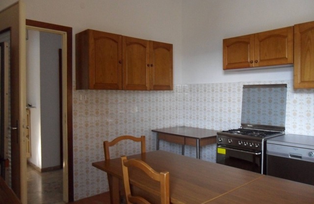 BandB: deux chambres à coucher; salle de bain partagée, cuisine, salon, balcon, parking