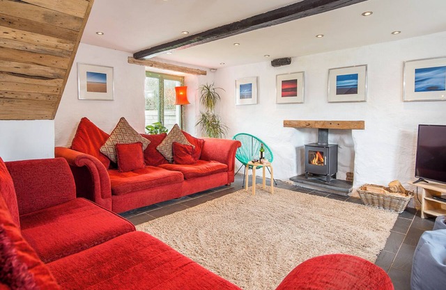 Bangeston Farmhouse, Holiday Home Angle, Sleeps 11, 4 bedrooms, bathrooms