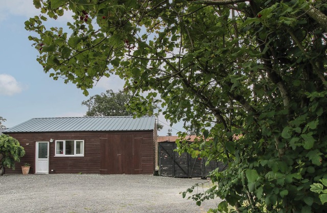 BANK FARM HOUSE COTTAGE, pet friendly, with a garden in Montgomery