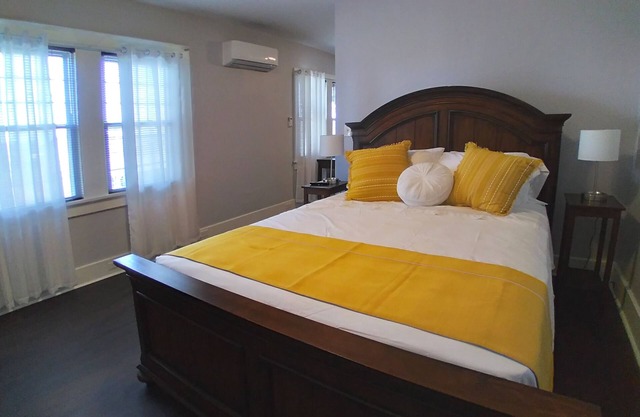 Barbara Suite - 1 BR 1 Bath Suite with work space - Ferry to French Quarter