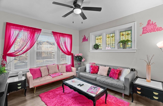 Barbie's Dreamhouse - Sleeps 7 Near Botanical Gardens & Tower Grove Park