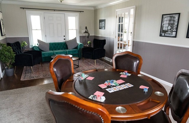 Bardstown w/Hot Tub & Poker Table