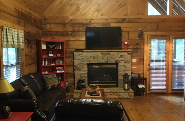 "Bare Feet Cabin" Une escapade confortable❤️Romantique WiFi gratuit / Hottub / baignoire à jets / cheminée