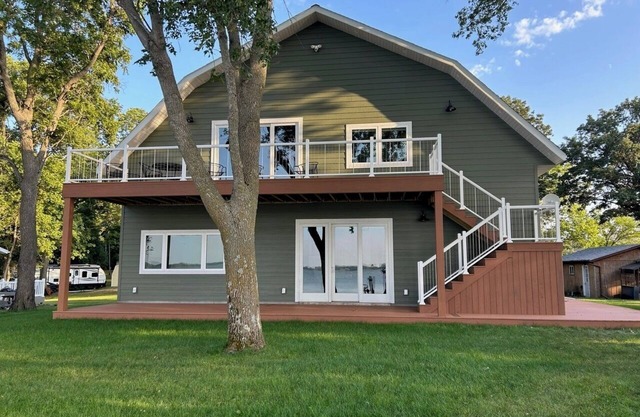 Bare Feet Retreat New, 2nd Floor 3-BR, 2 bath lakefront house on Lake Shetek