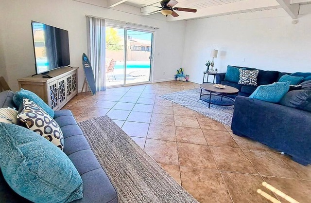 Barefoot Bungalow in the heart of Downtown Lake Havasu City